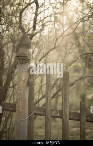 Verfallenen alten hölzernen Zaun im Dorf Hof Stockfoto