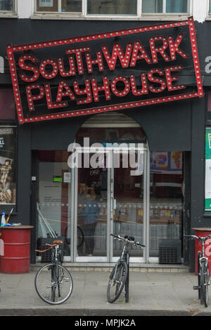 Den vorderen Eingang in die Southwark Playhouse in Central London. Theater und Spielstätten in der Hauptstadt London. Handeln und spielen Theater Veranstaltungsorte Stadt. Stockfoto