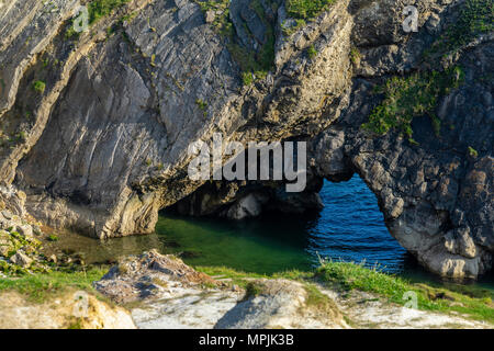 Die Treppe Loch, Schichten von Sedimentgestein entlang der Jurassic Coast in Dorset, England, Großbritannien Stockfoto