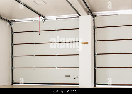 Doppel Platz Leeren garage Interieur mit automatischen Türen. Stockfoto