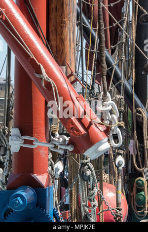 Masten und Spieren mit der takelage Ausleger und Seile mit Drähten Blocks und Tackles auf dem Deck eines antiken oder historischen Thames Barge in katherines Dock. Stockfoto