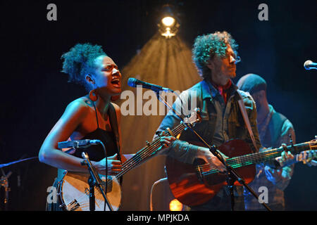 Vögel von Chicago ist der Americana/Folk Band in Chicago, Illinois, United States gegründet. Die Band ist Mann und Frau, JT Nero und Allison Russell Stockfoto