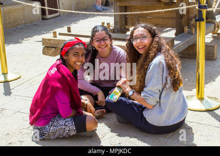 8. Mai 2018 Drei junge lächelnde Mädchen sitzen in der Nähe des Eingangs zu Hiskias Tunnel in Jerusalem Israel Stockfoto