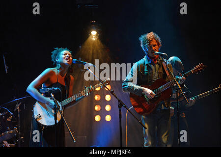 Vögel von Chicago ist der Americana/Folk Band in Chicago, Illinois, United States gegründet. Die Band ist Mann und Frau, JT Nero und Allison Russell Stockfoto