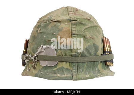 US-Armee Helm mit Camouflage Cover und Munition Riemen und Dog Tags - Vietnam Krieg Stockfoto