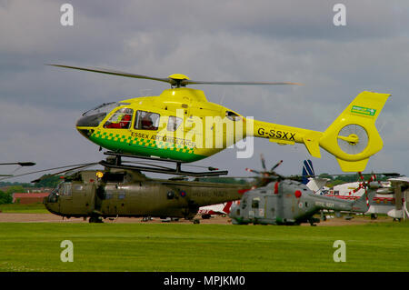 Essex Air Ambulance Helikopter Eurocopter EC135 G-SSXX, Landung am Flughafen Southend während der Flugschau mit Sea King und Lynx Militärhubschraubern Stockfoto