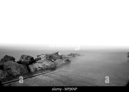 Slipway ins Meer, Langzeitbelichtung Stockfoto