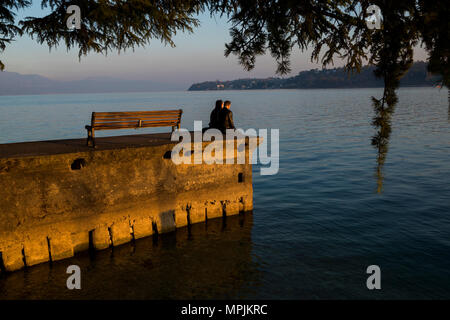 Ein Paar am gardasee Stockfoto