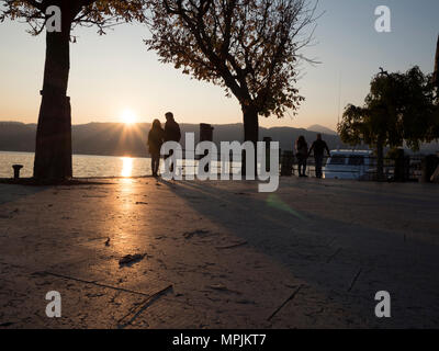 Ein Paar am gardasee Stockfoto