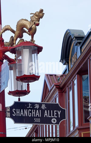 Shanghai Gasse Straßenschild mit und kunstvollen chinesischen Straßenlaternen, Chinatown, Vancouver, BC, Kanada Stockfoto