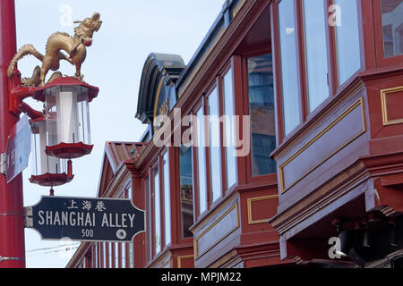 Shanghai Gasse Straßenschild mit historischen Sam Kee Gebäude im Hintergrund, Chinatown, Vancouver, BC, Kanada Stockfoto