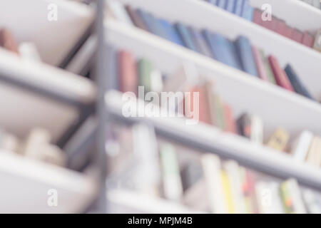 Abstrakte verschwommen Bücherregale mit Büchern in öffentlichen Bibliotheken, Buchhandel, zu Hause, Ansicht von unten, leichte Filterwirkung, Soft Focus. Konzept des Lernens, Schule, Kultur, Bildung Stockfoto