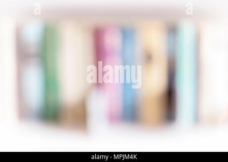 Reihe von bunten leere Bücher, leicht verschwommenen Hintergrund. Verschwommen Bücherregale der Bücherschrank, Studing, Bildung. Leichte Filterwirkung, Soft Focus Stockfoto