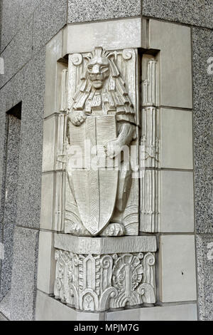 Lion dekorative Skulptur und Art déco-Design am Eingang zur Kathedrale Platz Turm der Burrard Street in der Innenstadt von Vancouver, BC, Kanada Stockfoto