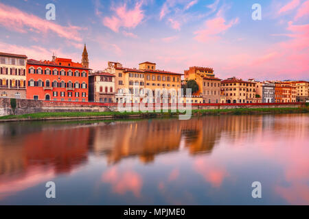 Arno bei Sonnenuntergang in Florenz, Italien Stockfoto