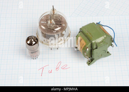 Alte Röhre (Electron Tube) und des Transformators auf Millimeterpapier Hintergrund Stockfoto