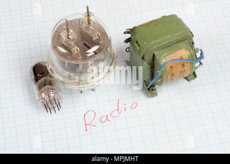 Alte Röhre (Electron Tube) und des Transformators auf Millimeterpapier Hintergrund Stockfoto