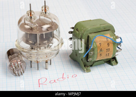 Alte Röhre (Electron Tube) und des Transformators auf Millimeterpapier Hintergrund Stockfoto