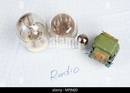 Alte Röhre (Electron Tube) und des Transformators auf Millimeterpapier Hintergrund Stockfoto