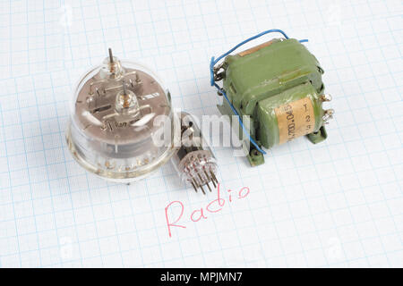 Alte Röhre (Electron Tube) und des Transformators auf Millimeterpapier Hintergrund Stockfoto