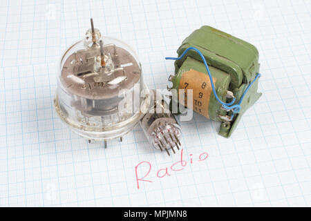 Alte Röhre (Electron Tube) und des Transformators auf Millimeterpapier Hintergrund Stockfoto