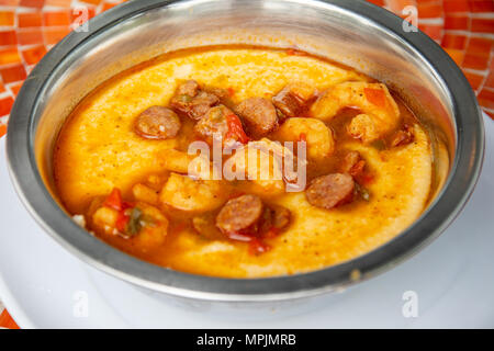 Garnele und Körner bei Yo Mamas Restaurant, Birmingham, Alabama, USA Stockfoto