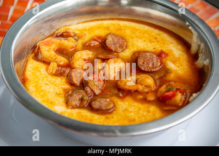 Garnele und Körner bei Yo Mamas Restaurant, Birmingham, Alabama, USA Stockfoto