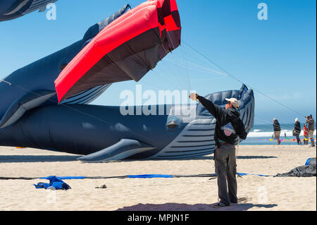 Lincoln City, Oregon, USA - Juni 26,02016: Jährliche Drachenfliegen Festival in Lincoln City an der Küste von Oregon. Stockfoto