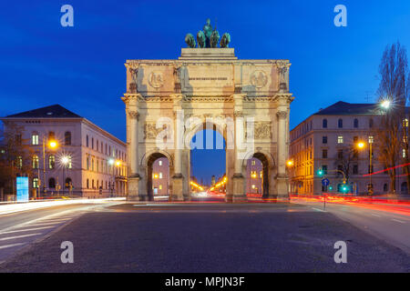 Siegestor, Siegestor in der Nacht, München, Deutschland Stockfoto