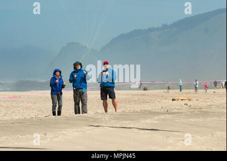 Lincoln City, Oregon, USA - Juni 26,02016: Jährliche Drachenfliegen Festival in Lincoln City an der Küste von Oregon. Stockfoto