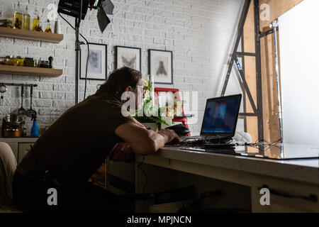 Schöner Mann arbeitet in Rechenzentrum mit Laptop. Stockfoto