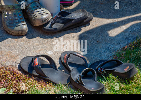 Carlton, Oregon, USA - 12. September 2015: Schlüpfen Sie in die Schuhe sind durch die Wettbewerbe in den Wein Crush Erntefest im Carlton Oregon aufgegeben. Stockfoto