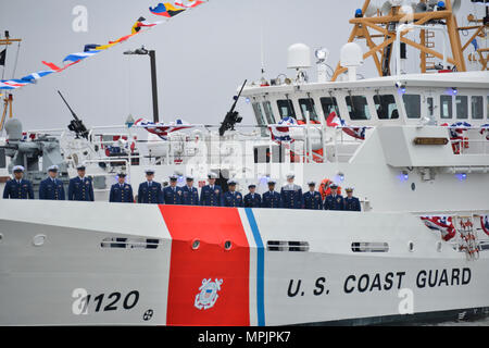 Die Crew der Coast Guard Cutter Lawrence Lawson sammelt auf der neu in Betrieb genommene Cutter während einer Inbetriebnahme Zeremonie am Training Center Cape May, New Jersey, 18. März 2017 statt. Die Lawrence Lawson ist die zweite 154-Fuß-schnelle Reaktion Cutter in Cape May in Betrieb genommen werden und wird Missionen aus North Carolina, New Jersey. (U.S. Coast Guard Foto von Petty Officer 2. Klasse Nate Littlejohn) Stockfoto