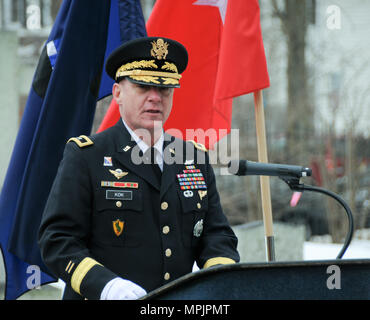 Generalmajor Troy D. Kok, kommandierender General des 99. Regionalen Unterstützungskommandos der US Army Reserve, hält während der Präsidentschaftszwirn-Verlegeveranstaltung am 18. März 2017 auf dem Princeton Cemetery, New Jersey, eine Rede zu Ehren von Präsident Grover Cleveland. Die Veranstaltung umfasste den Senator Christopher Bateman, den Bürgermeister von Princeton Liz Lempert und Robert J. Maguire, ziviler Berater des Secretary of the Army for New Jersey, der zeremonielle militärische Traditionen und den Respekt vor ehemaligen US-Präsidenten hervorhob. Stockfoto
