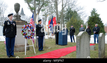 Generalmajor Troy D. Kok, kommandierender General des 99. Regionalen Unterstützungskommandos der US Army Reserve, hält während der Präsidentschaftswreath-Verlegeveranstaltung am 18. März 2017 auf dem Princeton Cemetery, New Jersey, eine Rede zu Ehren von Präsident Grover Cleveland. Die Veranstaltung umfasste den Senator Christopher Bateman, den Bürgermeister von Princeton Liz Lempert und Robert J. Maguire, ziviler Berater des Secretary of the Army, die zeremonielle militärische Praktiken und historische Gedenkveranstaltungen veranschaulichten. Stockfoto