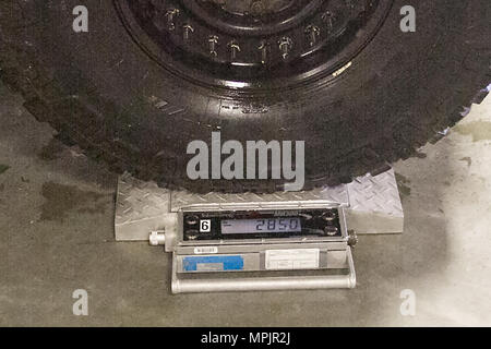 Einen gepanzerten Humvee ist im Rahmen einer gemeinsamen Prüfung am Joint Base Mc Guire-Dix - Lakehurst, New Jersey, am 18. März 2017 gewogen. Us-Flieger, die 621St Contingency Response Flügel zugeordnet sind, verbrachte den Tag mit US-Armee finden Soldaten aus der 200 Militärpolizei Kommando ihre gepanzerten Humvees in Vorbereitung für eine Luft zu prüfen - land Mission in Lakehurst Maxfield Feld die erdgebundenen Krieger Übung 78-17-01, die am 8. März, 1. April 2017 stattfinden wird. Etwa 60 Einheiten aus der Armee, Heer, Luftwaffe, Marine behält sich vor, und die kanadischen Streitkräfte teilnehmen Stockfoto