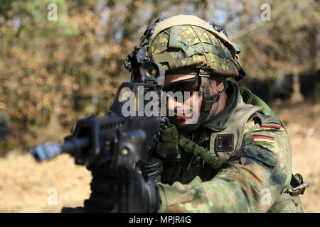 Ein deutscher Soldat bietet Sicherheit bei der Durchführung einer simulierten Angriff Betrieb während der Übung Allied Geist VI im 7. Armee den Befehl Hohenfels Training Area, Deutschland, 17. März 2017. Übung Allied Geist VI umfasst über 2.770 Teilnehmer aus 12 NATO und Partner für den Frieden der Nationen, und Übungen taktische Interoperabilität und Tests sichere Kommunikation innerhalb der Allianz Mitglieder und Partner Nationen. (U.S. Armee Foto von SPC. Rachel Wilridge) Stockfoto