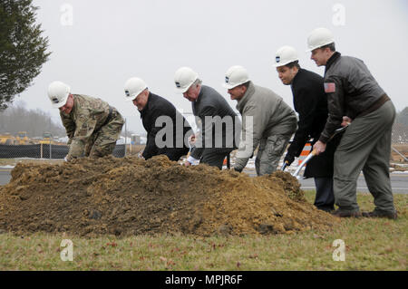 Die US Army Reserve markiert einen weiteren Meilenstein in der Unterstützung seiner Soldaten ein bleiben und bereit, einen Teil der Kraft, die durch Spatenstich März 18 auf eine neue Armee finden Mitte bei Joint Base Mc Guire-Dix - Lakehurst, New Jersey. Im Bild von links: Generalmajor Troy D. Kok, dem kommandierenden General der US-Armee Finden 99th Regional Support Command; US-Vertreter Tom MacArthur, die 3. von New Jersey Kongreßbezirk; Herr Robert J. Maguire, zivilen Berater des Generalsekretärs der Armee für New Jersey; Oberst Frederick D. Thaden, Kommandeur der JBMDL; Herr Richard Locklear von der o Stockfoto