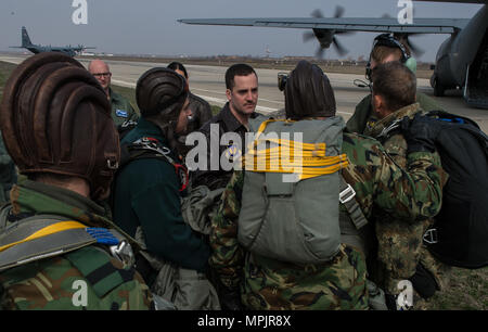 Kapitän Tim Vedra, 37th Airlift Squadron C-130J Hercules Super Piloten und Flugzeuge Commander, bespricht ein Flugzeug kurze mit bulgarischen Fallschirmjäger während der Übung thrakischen Frühjahr 17 bei regionalen Flughafen Plovdiv, Bulgarien, 15. März 2017. Die 37Th Air Crew und 435Th Contingency Response Group Jump Meister von der Air Base Ramstein, Deutschland, arbeitete direkt mit dem fallschirmjäger taktische Flight Training durchzuführen. Die Schulung versetzt die USA eine kritische Mobilität Hub zur Unterstützung der US-Ausbildung und Mission Ziele aufrecht zu erhalten, während die Stärkung der Beziehungen. (U.S. Air Force Foto: Staff Sgt. Stockfoto