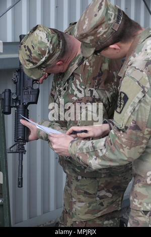 US Army 1st Sgt. Maleachi Felder, der 982Nd bekämpfen Kamera Firma Airborne, liest die Seriennummer seines M 16 Gewehr an SPC. Lucas Wegner vor dem Bereich Qualifizierung im Fort Jackson, S.C., 18. März 2017. Die 982Nd Combat Camera Company (Airborne) ist einer von nur zwei bekämpfen Kamera unternehmen in der US-Armee mit der Aufgabe, das Büro des Verteidigungsministers, Vorsitzender des Generalstabs, und der militärischen Dienststellen mit einer gerichteten Bilder Fähigkeiten in der Unterstützung der operativen Planung und Anforderungen über den gesamten Bereich der militärischen Operationen. (U.S. Armee Foto von SPC Stockfoto