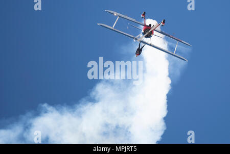 Greg Shelton, einem 450 Super Stearman Pilot, führt Flügel - Walking manuevers mit seiner Frau in die Flugzeuge während der Airshow in 2017 Yuma Marine Corps Air Station Yuma, Ariz., Samstag, 18. März 2017 beigefügt. (U.S. Marine Corps Foto von Sgt. Sommer Romero) Stockfoto