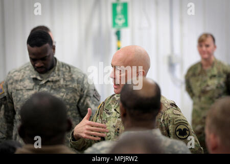 LTG Charles Luckey, Kommandierender General, U.S. Army Reserve, trifft sich mit den ersten Mannschaften, die während des Betriebs kalten Stahl in einem zweiten Besuch der Übung am Fort McCoy, Wisconsin, März 18, 2017 qualifiziert. Betrieb Cold Steel ist der US-Armee finden Crew - Serviert Waffen Qualifizierung und Validierung Übung, um zu gewährleisten, dass America's Army Reserve Einheiten und Soldaten ausgebildet sind und bereit, auf kurze bereitstellen - Bekanntmachung und Bekämpfung - bereit und tödlichen Feuerkraft zur Unterstützung der Armee und Partnern überall auf der Welt bringen. 475 Mannschaften mit geschätzten 1.600 Armee-reserve Soldaten wird in M2 zertifizieren, Stockfoto