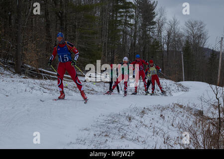 Von links nach rechts, U.S. Army Staff Sgt. Jeremy Teela, Sgt. 1. Klasse Shawn Blanke, Chief Warrant Officer 3 Eric Kreitzer, und 1 Sgt. Gerald Robinson, alle mit der Utah National Guard, konkurrieren in der Patrol-Rennen im Camp Ethan Allen Training Website, Jericho, Vt, 9. März 2017. Rund 120 Athleten aus 23 verschiedenen Staaten beteiligen sich an den 2017 Chief National Guard Bureau Biathlon Meisterschaft. (U.S. Army National Guard Foto von SPC. Avery Cunningham) Stockfoto