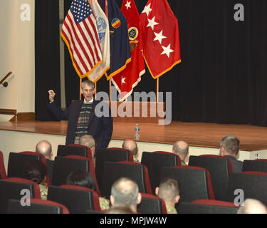 Das Hon Robert M. Speer, der amtierende Sekretär der Armee, spricht mit den Soldaten und Zivilisten in einem Town hall Meeting bei einem Besuch in Joint Base Langley-Eustis, Virginia, 17. März 2017. Herr Speer erhielt Briefings von tradoc Führungskräfte, besucht Soldaten in der Ausbildung, und erhielt einen Rundgang durch die Basis. Stockfoto