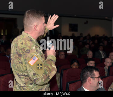 General David Perkins, kommandierender General der US Army Training und Lehre Befehl, fragt eine Frage an den Herrn Robert M. Speer, der amtierende Sekretär der Armee, einem Town hall Meeting bei seinem Besuch in Joint Base Langley-Eustis, Virginia, 17. März 2017. Herr Speer erhielt Briefings von tradoc Führungskräfte, besucht Soldaten in der Ausbildung, und erhielt einen Rundgang durch die Basis. Stockfoto