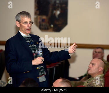 Das Hon Robert M. Speer, der amtierende Sekretär der Armee, spricht mit den Soldaten und Zivilisten in einem Town hall Meeting bei einem Besuch in Joint Base Langley-Eustis, Virginia, 17. März 2017. Herr Speer erhielt Briefings von tradoc Führungskräfte, besucht Soldaten in der Ausbildung, und erhielt einen Rundgang durch die Basis. Stockfoto