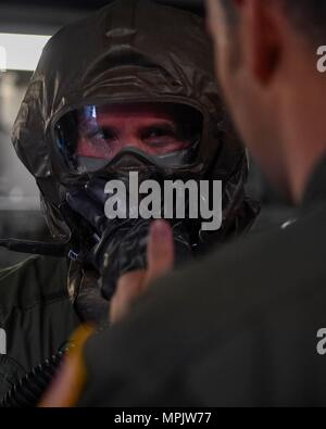 Kapitän Jason Carroll, 15 Airlift Squadron airdrop Fluglehrer vor einem Flug nach Norden Auxiliary Airfield in Nord-, Süd Carolina, 15. März 2017 In-flight Training mit aircrew Augen- und Atemschutz System (AERPS) Geräten auszuführen. Der Flug war das erste Mal in mehr als 10 Jahren, in denen Piloten AERPS Ausrüstung trug. AERPS Ausrüstung besteht aus einem Gummi Maske, mehrere Schichten von Stiefel und Handschuhe, Fan Filter System und ein Audio- und Lautsprechersystem. (U.S. Air Force Foto/Airman 1st Class Megan Munoz) Stockfoto