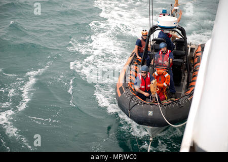 Eine kleine Crew an Bord der Coast Guard Cutter Dauntless bereitet sich auf den Weg zu bringen, mexikanische Marine Seeleute aus ihrem Schiff zu für eine Partnerschaft, die in den Golf von Mexiko, Mar 11, 2017. Der Besuch Absicht war eine freundliche, den Austausch von Ideen und Best Practices für die gemeinsame Verantwortung der Sicherheit des Seeverkehrs zwischen der Küstenwache und der mexikanischen Marine zu haben. U.S. Coast Guard Foto von Petty Officer 3. Klasse Dustin R. Williams Stockfoto