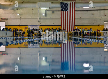 170318-N-XI 307-078 GREAT LAKES, Illinois (Mar. 18, 2017) Mehr als 500 Schülerinnen und Schüler aus über 30 Schulen nahmen an der Mittelwesten Mittelwesten regionalen SeaPerch Wettbewerb auf der USS Indianapolis Combat Training Pool gehalten an Rekrutieren Ausbildung Befehl am 18. März. SeaPerch ist Teil der Wissenschaft, Technologie, Ingenieurwesen und Mathematik (STEM) Programme durch das Amt des Naval Research, mit dem Schüler der Klassen 6 bis 12 zum Underwater ferngesteuerte Fahrzeuge bauen und betreiben gefördert. (U.S. Marine Foto von Mass Communication Specialist 2. Klasse Ryan Seelbach/Freigegeben) Stockfoto