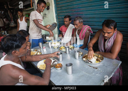 India, West Bengal, Kalkutta, Männer essen eine thali Mahlzeit aus Reis und Dal zu einem Essen Hotel. Stockfoto